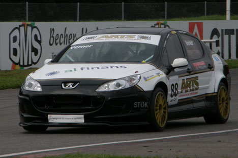 Teamkoordinator Klaus Verner bag rattet i Peugeot 407 raceren.